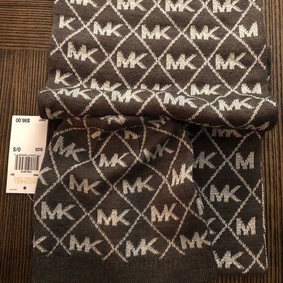 Michael Kors Scarf Hat Gift Set - Picture 5 of 9